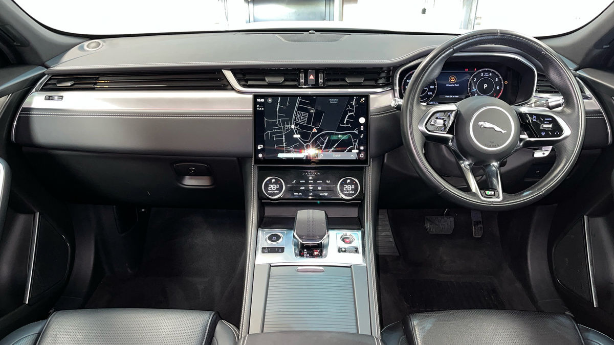 Jaguar F-PACE Image 12