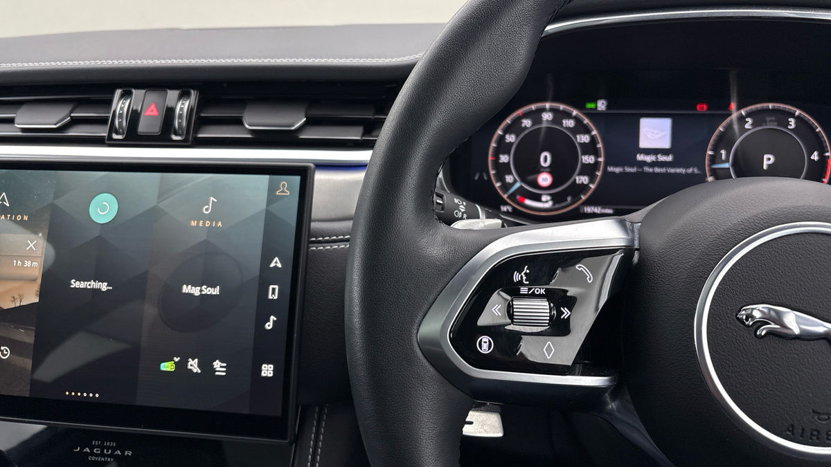 Jaguar F-PACE Image 13