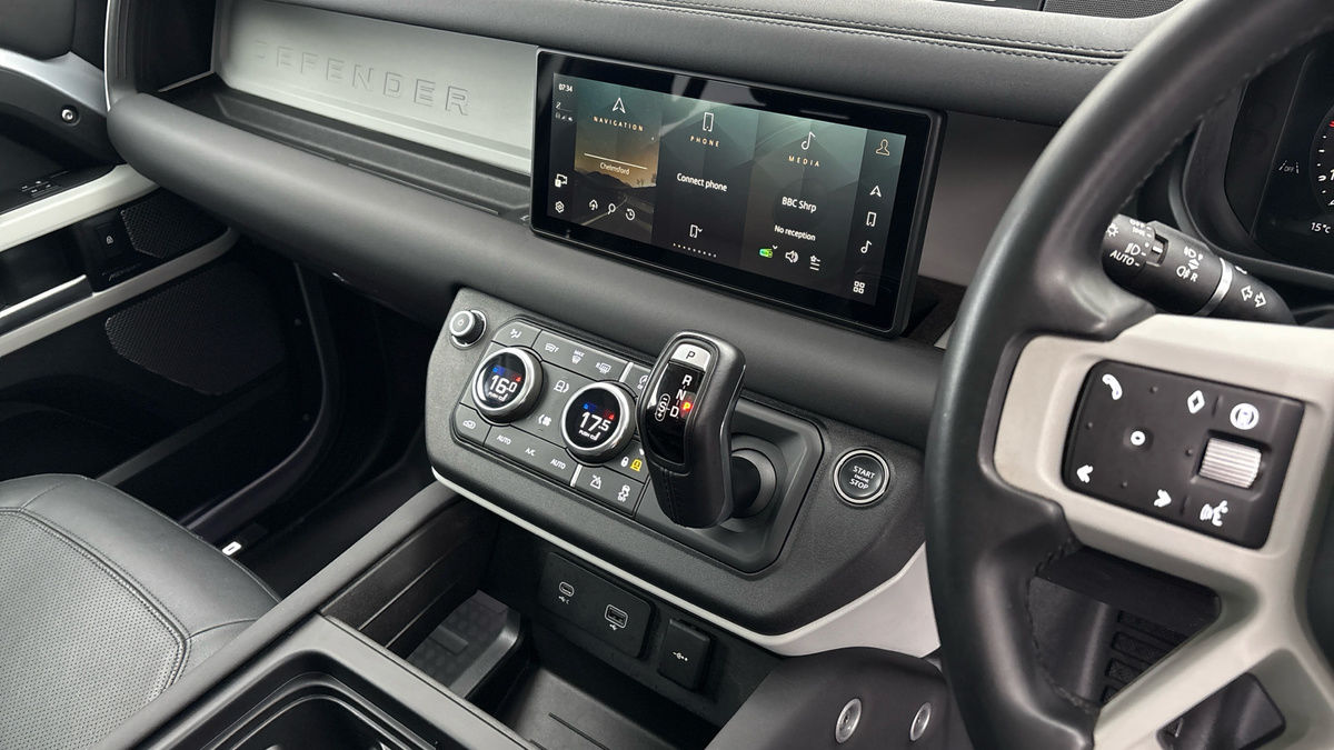 Land Rover Defender 110 Image 18