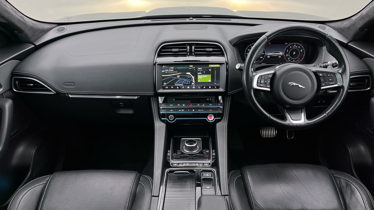 Jaguar F-PACE Image 12