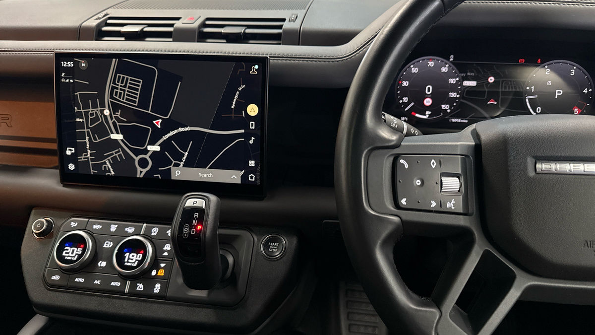 Land Rover Defender 110 Image 13