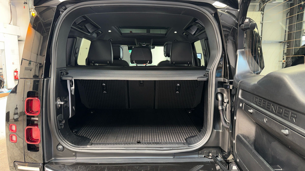 Land Rover Defender 110 Image 11