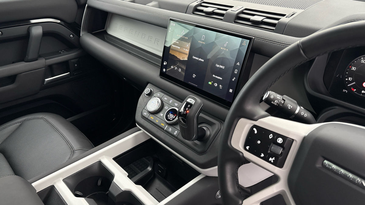 Land Rover Defender 110 Image 18