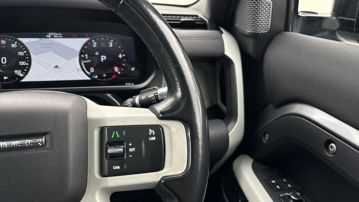 Land Rover Defender 110 Image 14
