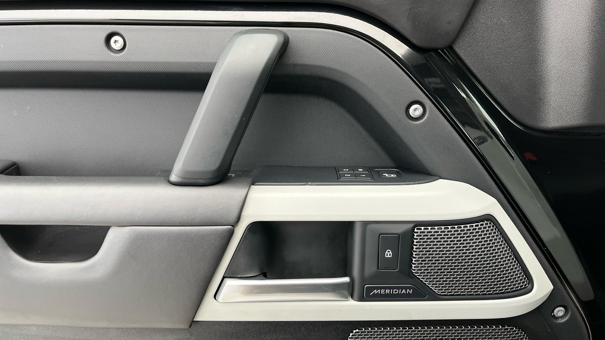 Land Rover Defender 90 Image 19