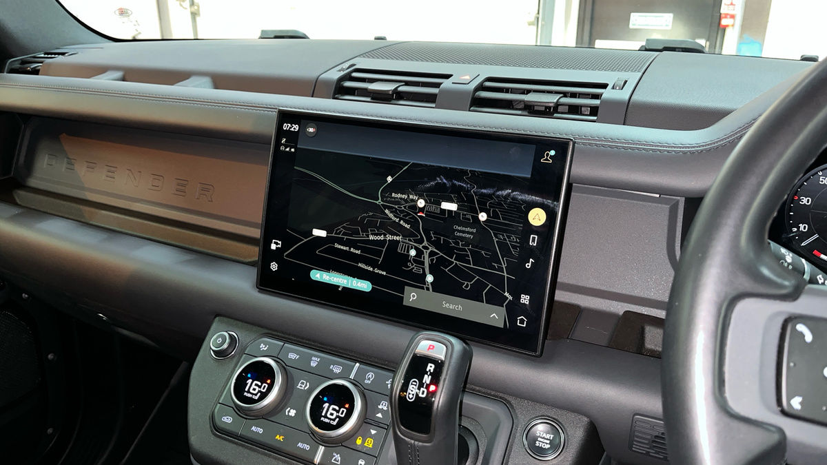 Land Rover Defender 110 Image 17