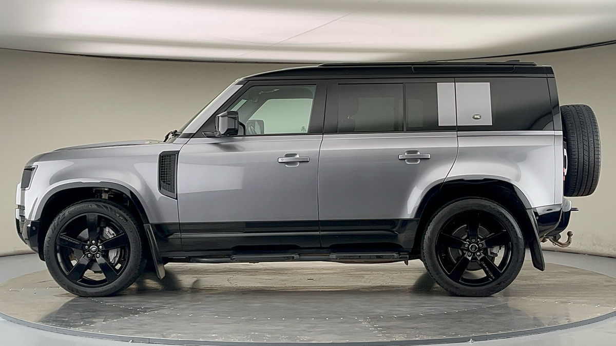 Land Rover Defender 110 Image 15