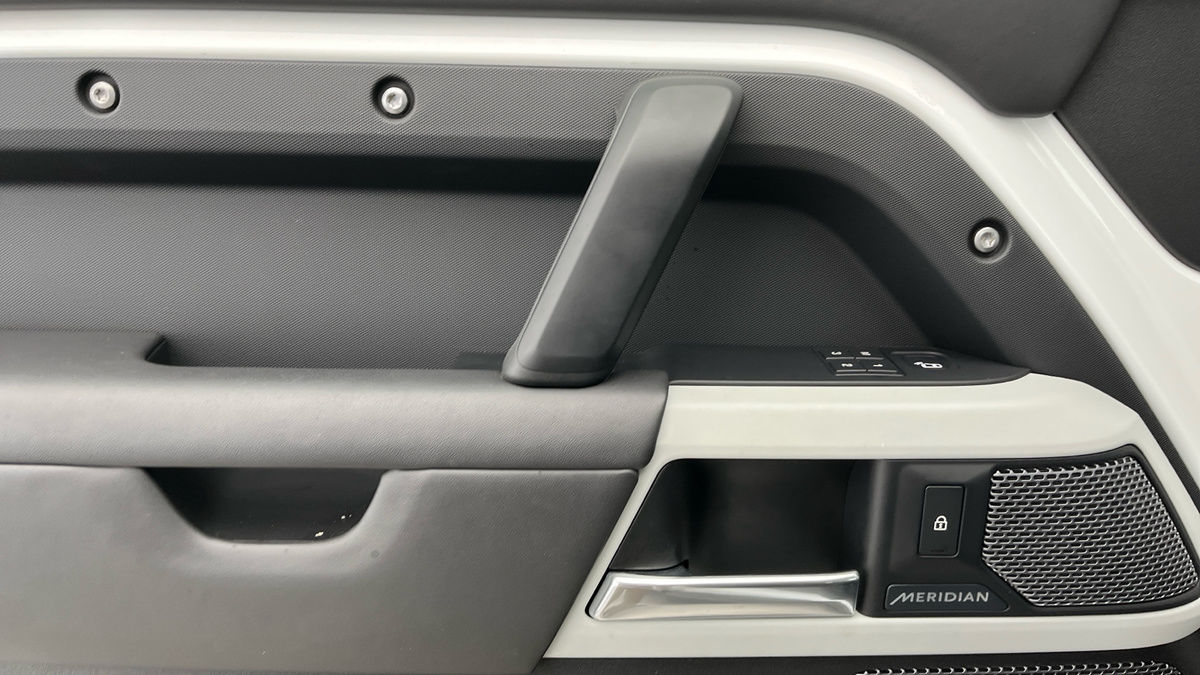 Land Rover Defender 110 Image 19