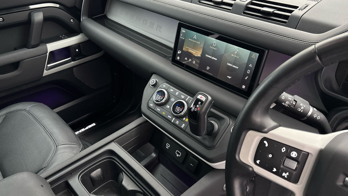 Land Rover Defender 110 Urban Image 18