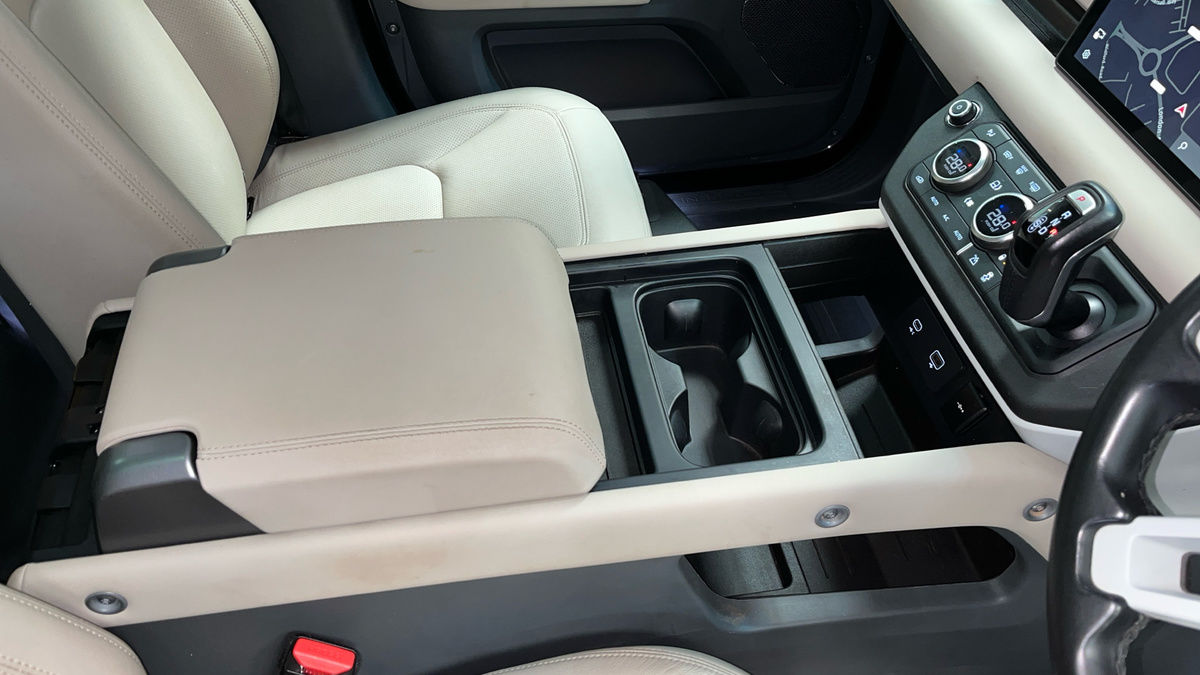 Land Rover Defender 110 Image 18