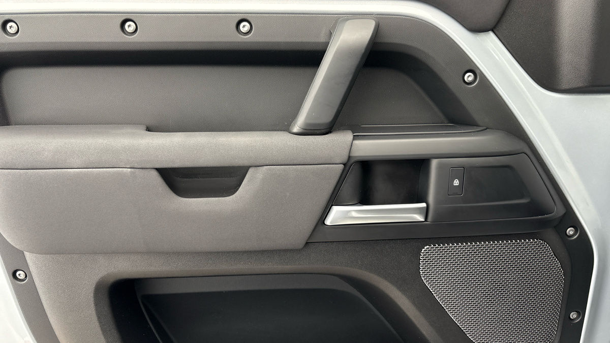 Land Rover Defender 90 Urban Image 19