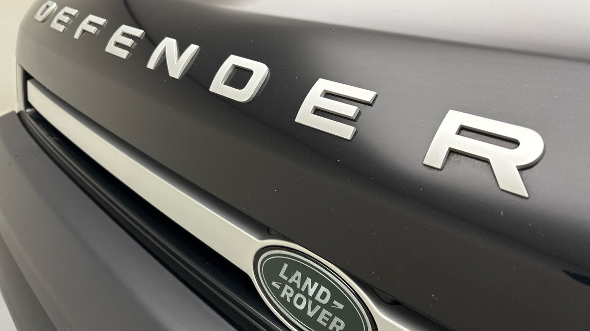 Land Rover Defender 110 Image 24