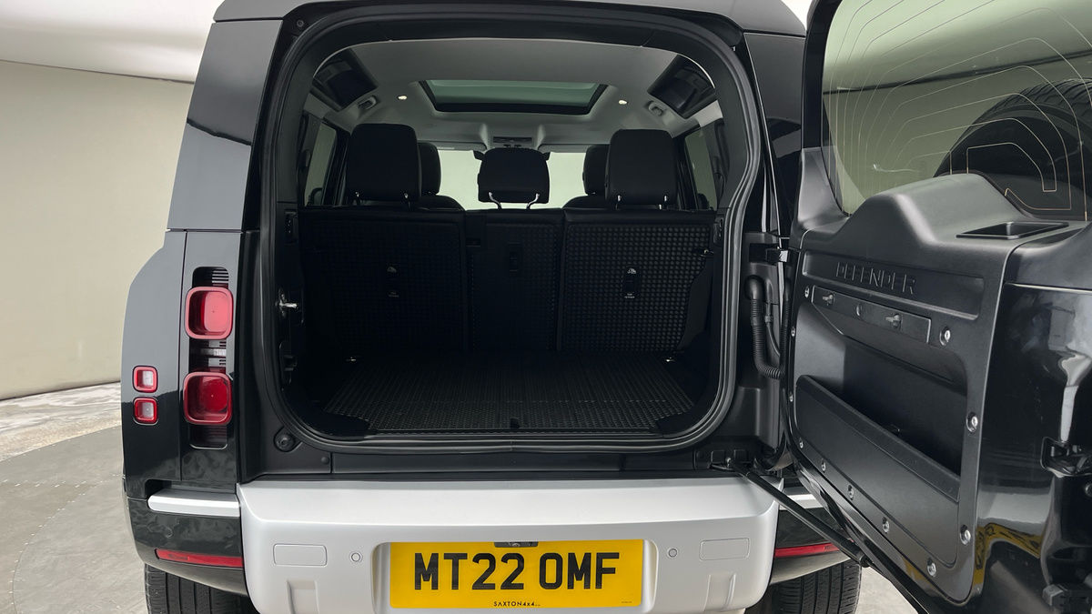 Land Rover Defender 110 Image 11