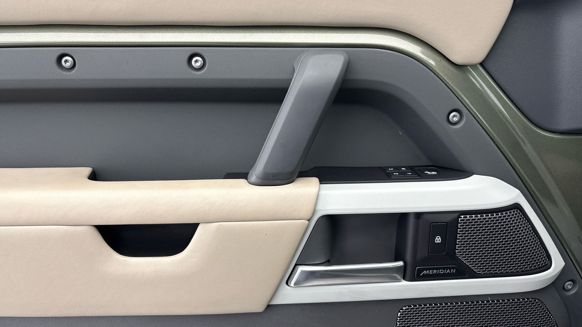 Land Rover Defender 90 Image 19