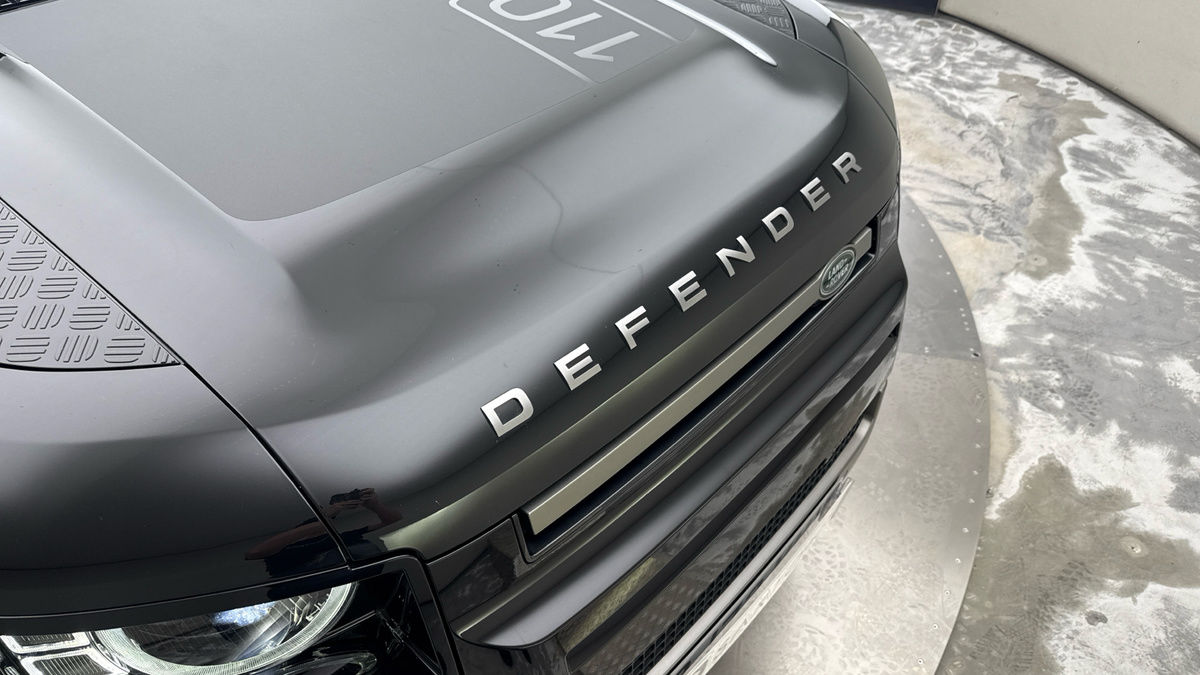 Land Rover Defender 110 Image 17