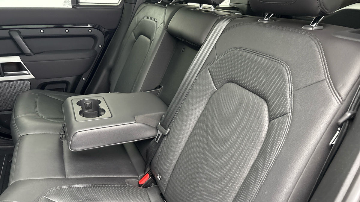 Land Rover Defender 110 Image 9