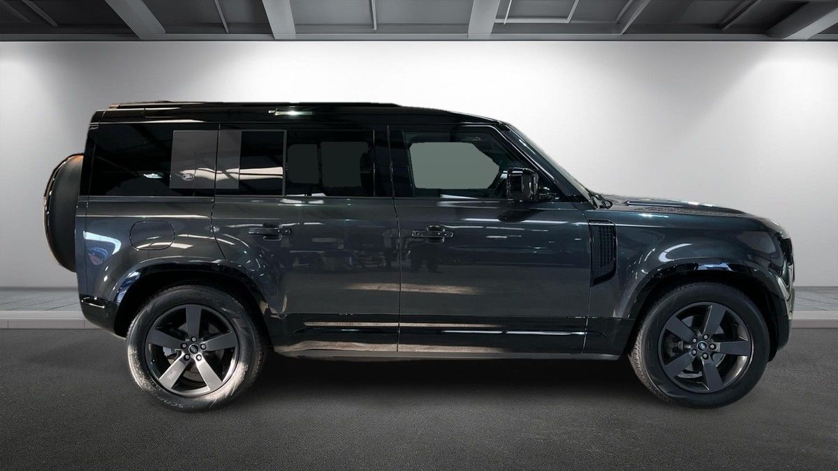 Land Rover Defender 110 Image 16