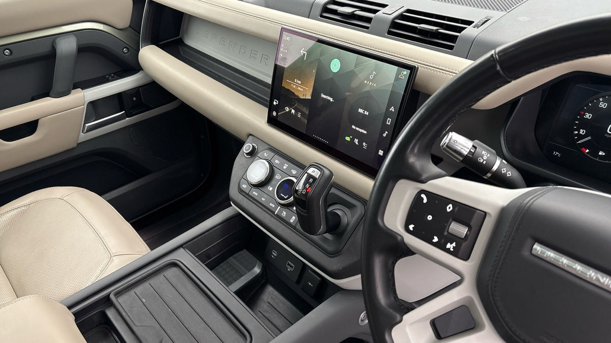 Land Rover Defender 110 Image 18
