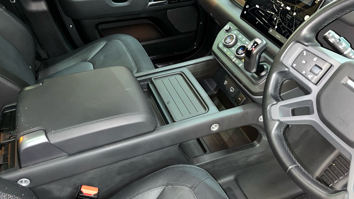 Land Rover Defender 110 Image 18