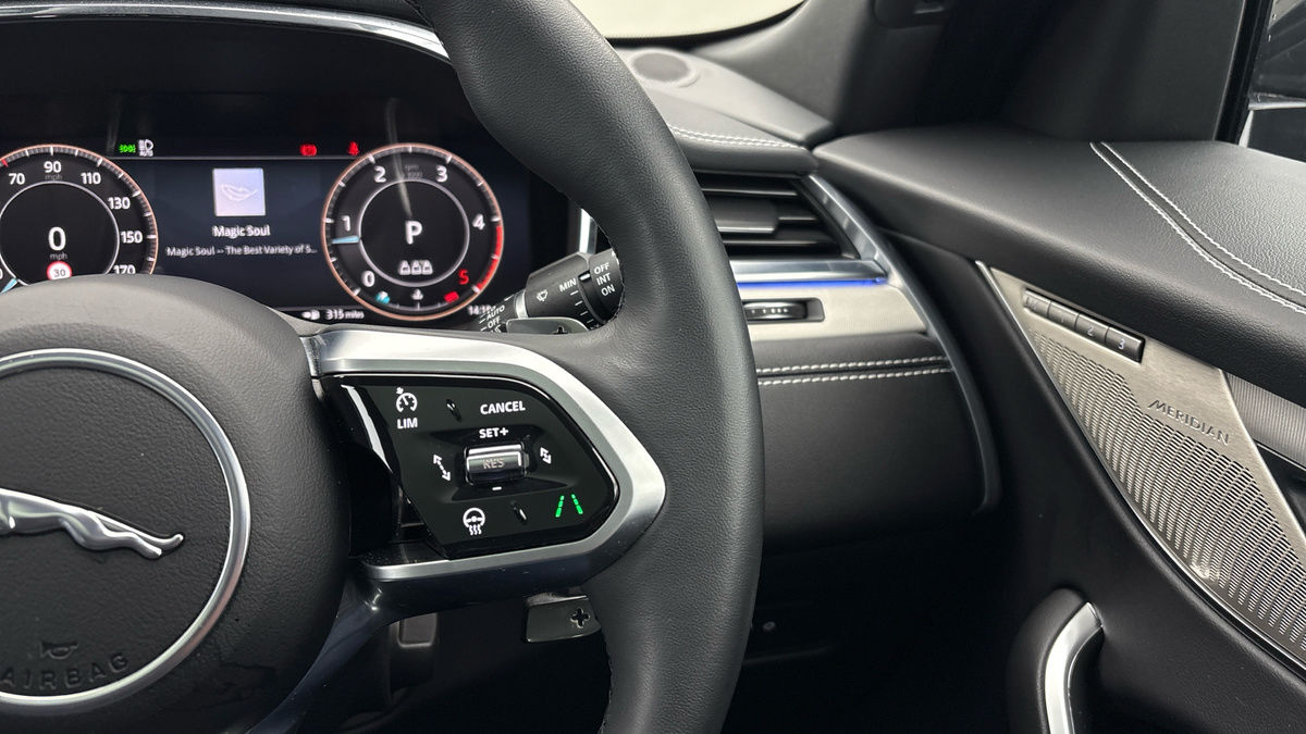 Jaguar F-PACE Image 14