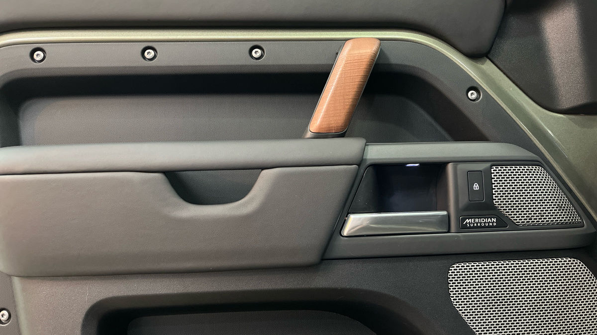 Land Rover Defender 130 Image 19