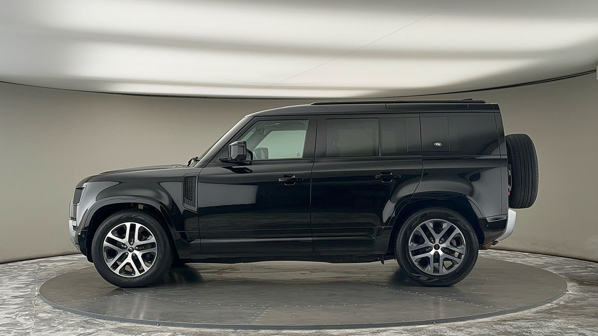 Land Rover Defender 110 Image 15