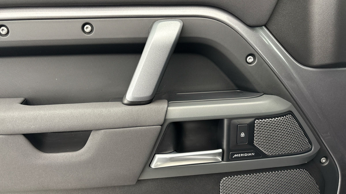 Land Rover Defender 110 Urban Image 19