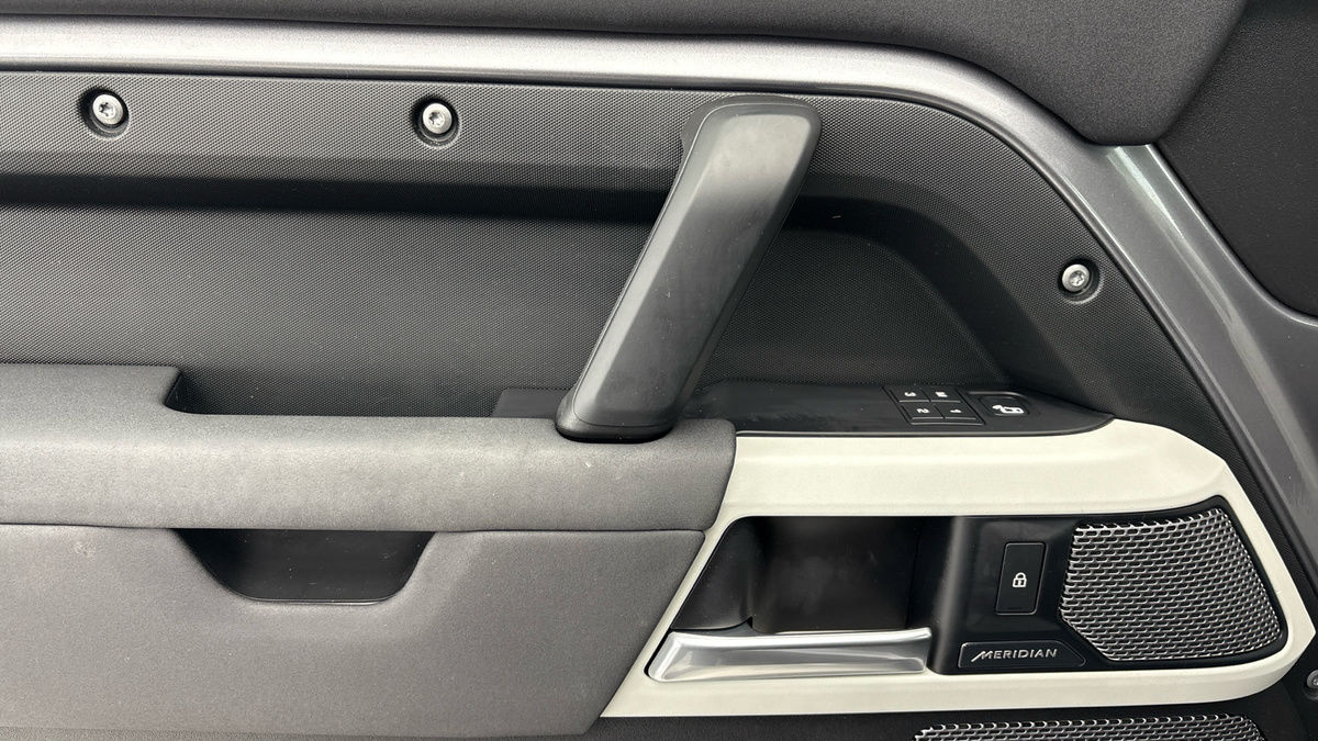 Land Rover Defender 110 Image 19