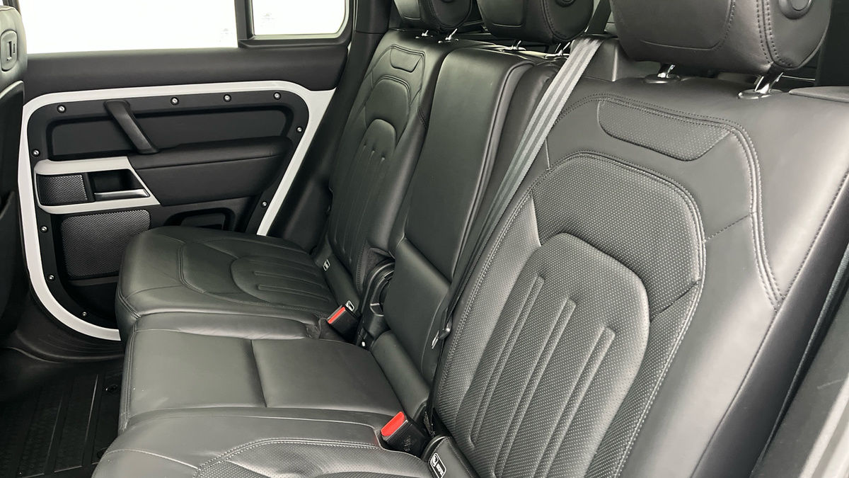 Land Rover Defender 110 Image 8