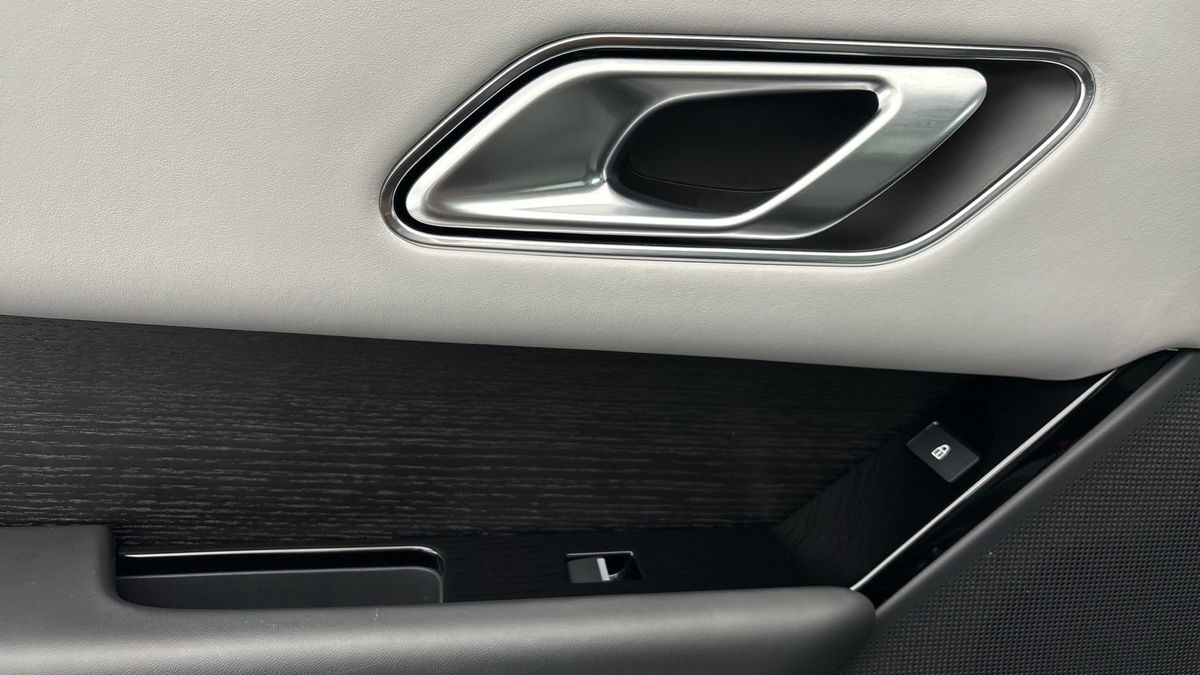 Land Rover Range Rover Velar Image 19