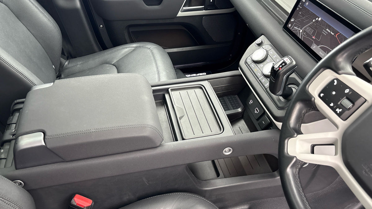 Land Rover Defender 110 Urban Image 18