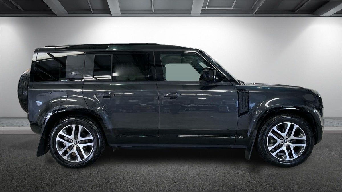 Land Rover Defender 110 Image 16