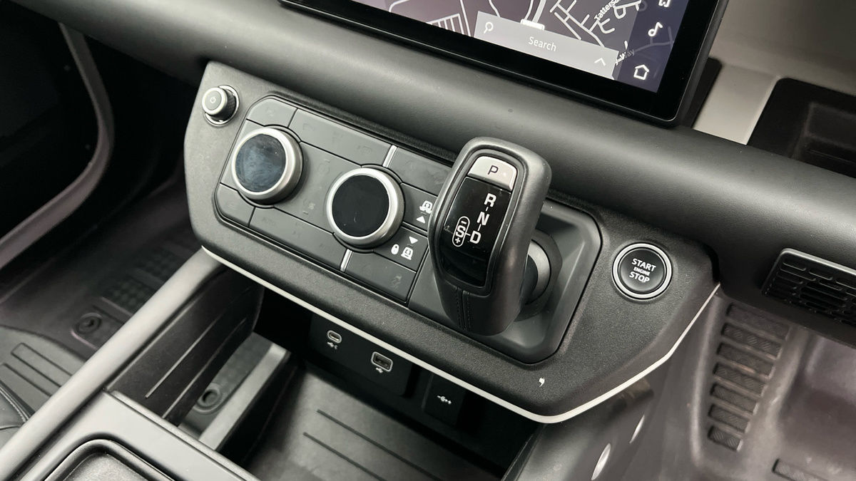 Land Rover Defender 110 Image 6