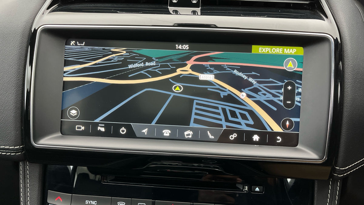 Jaguar F-PACE Image 17