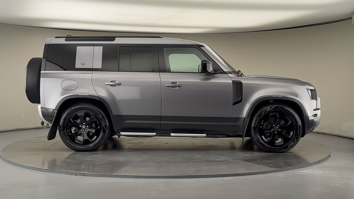 Land Rover Defender 110 Image 16
