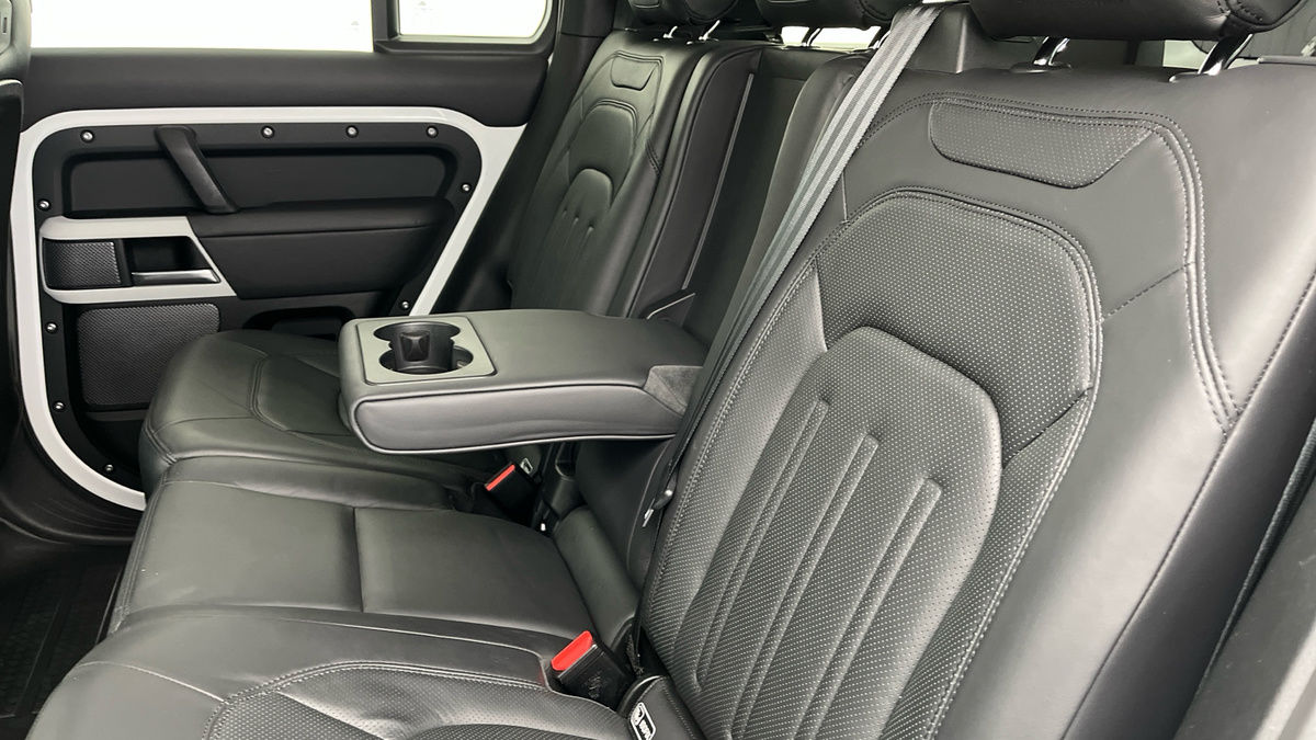 Land Rover Defender 110 Image 9