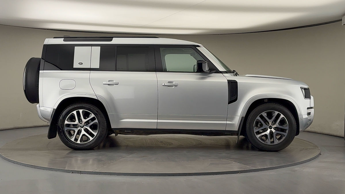Land Rover Defender 110 Image 16