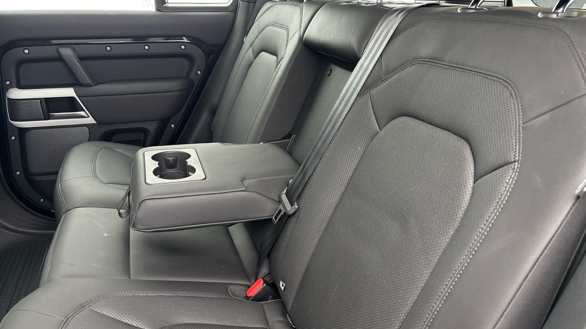 Land Rover Defender 110 Image 9