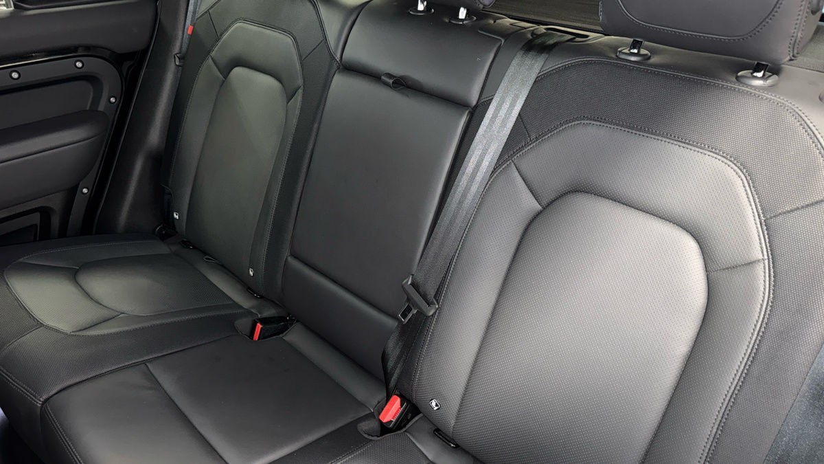 Land Rover Defender 110 Image 8