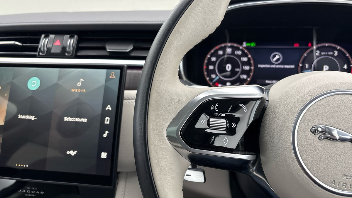 Jaguar F-PACE Image 13