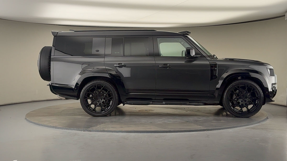 Land Rover Defender 130 Urban Image 16