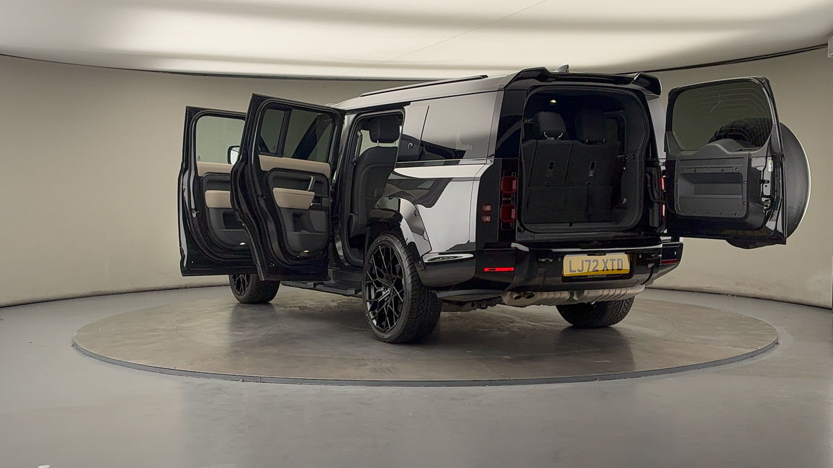 Land Rover Defender 130 Urban Image 23
