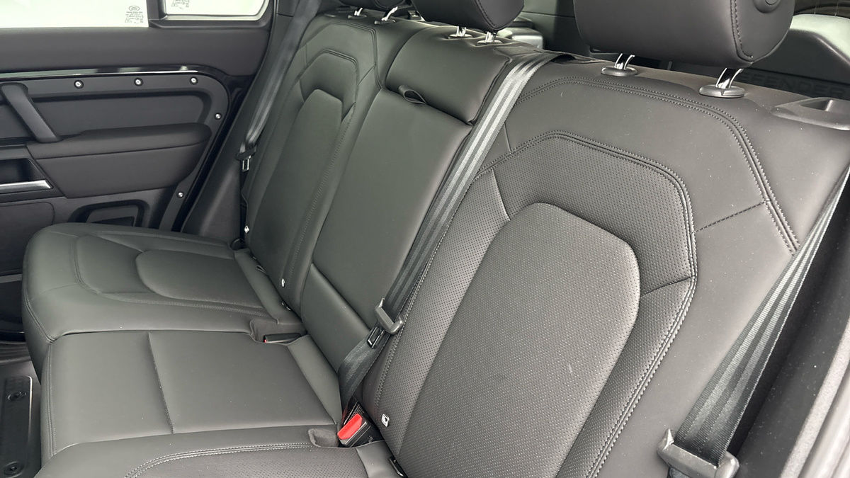 Land Rover Defender 110 Image 8