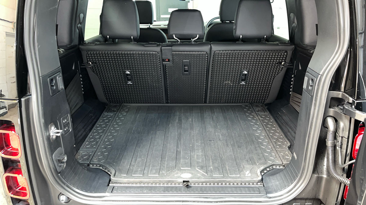Land Rover Defender 110 Urban Image 21