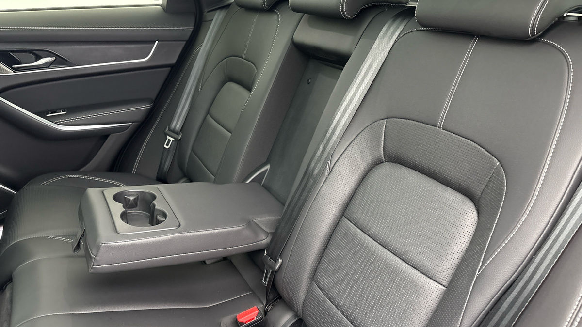 Jaguar F-PACE Image 9