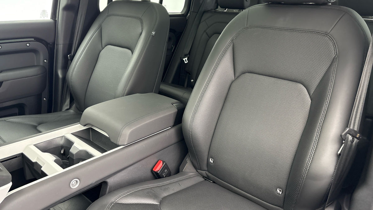Land Rover Defender 110 Image 7