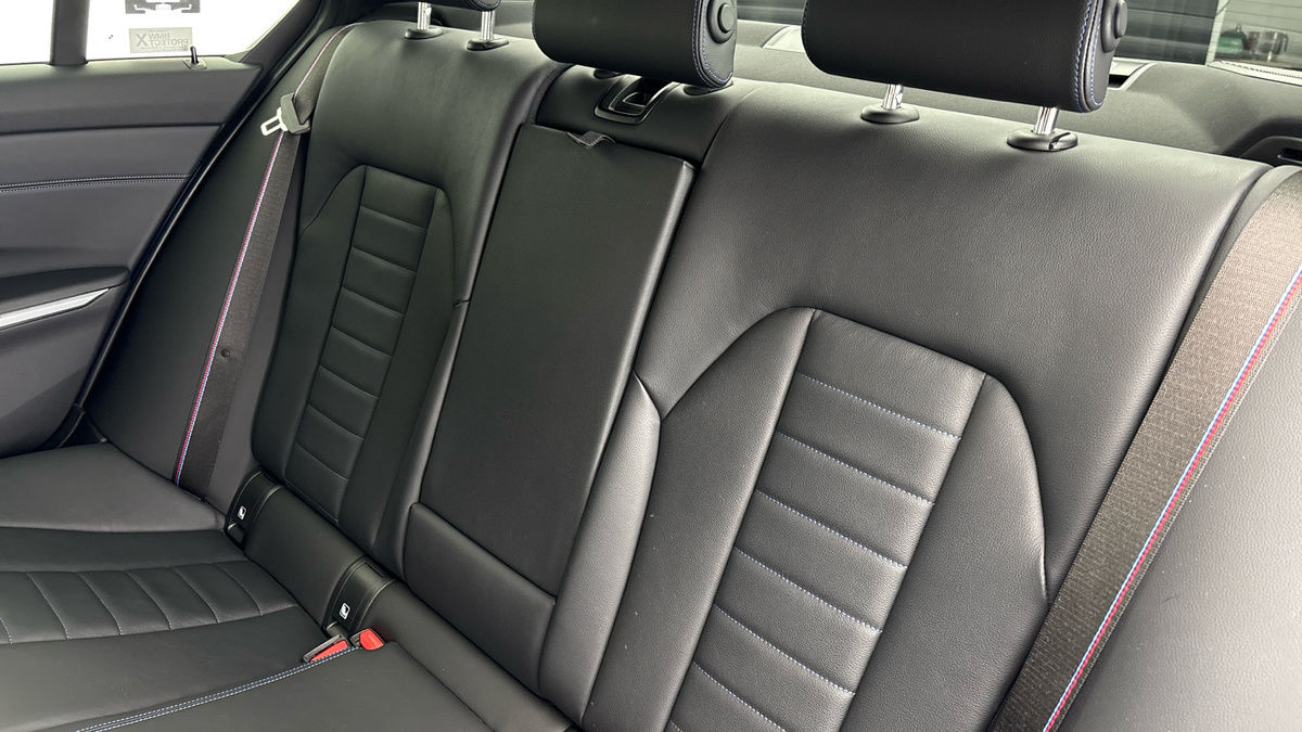BMW 3 Series Image 8
