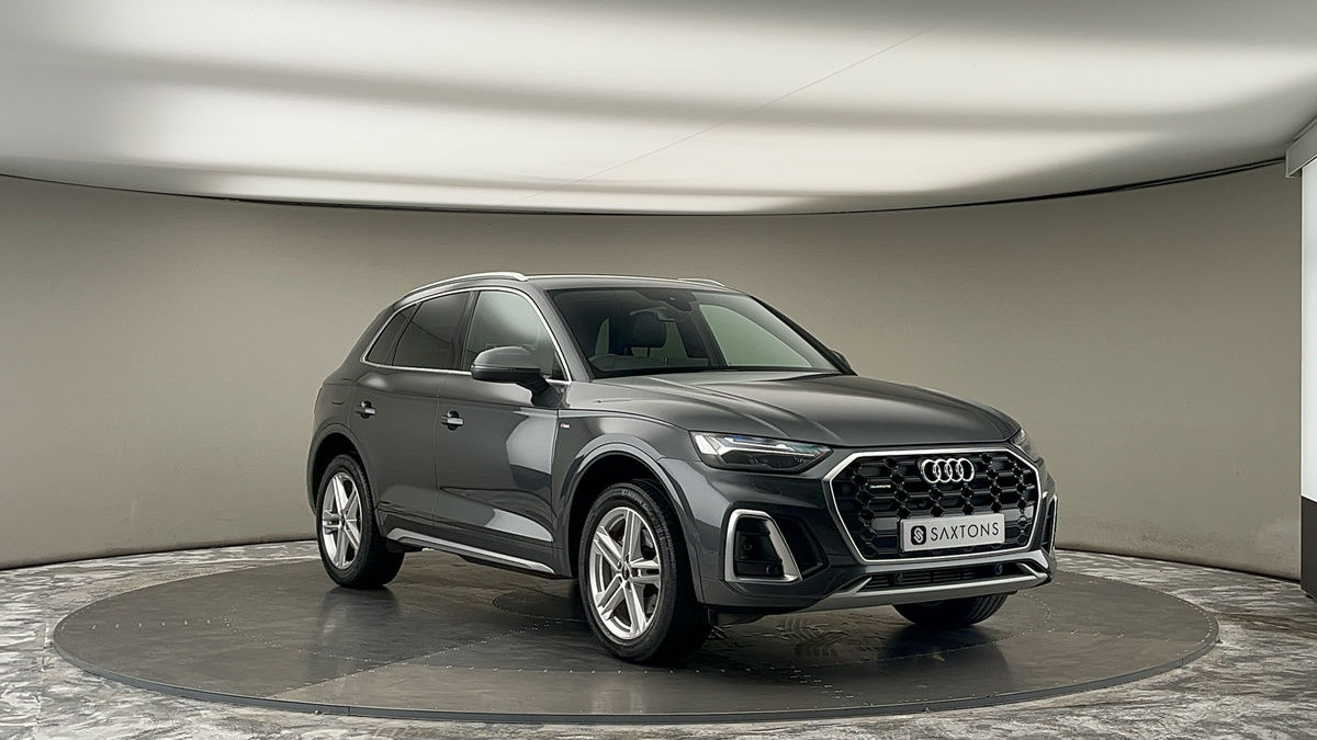 Audi Q5 Sticky Header Image