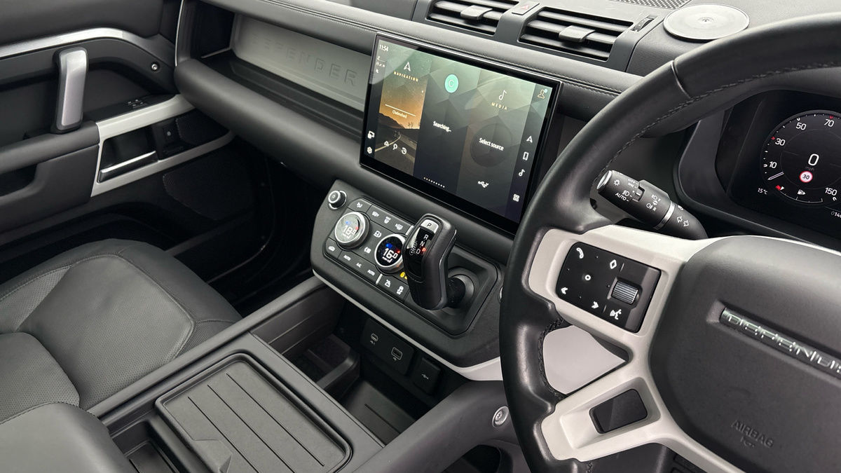 Land Rover Defender 110 Image 18