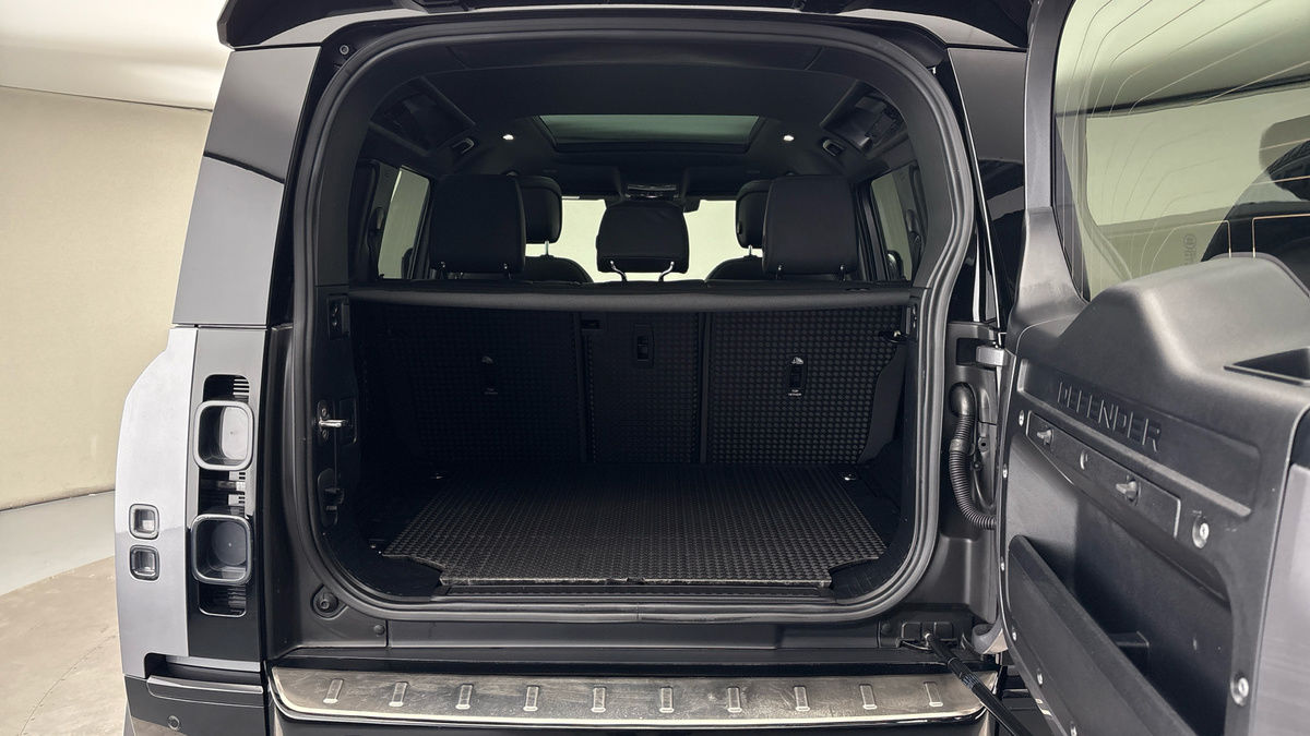 Land Rover Defender 110 Image 11